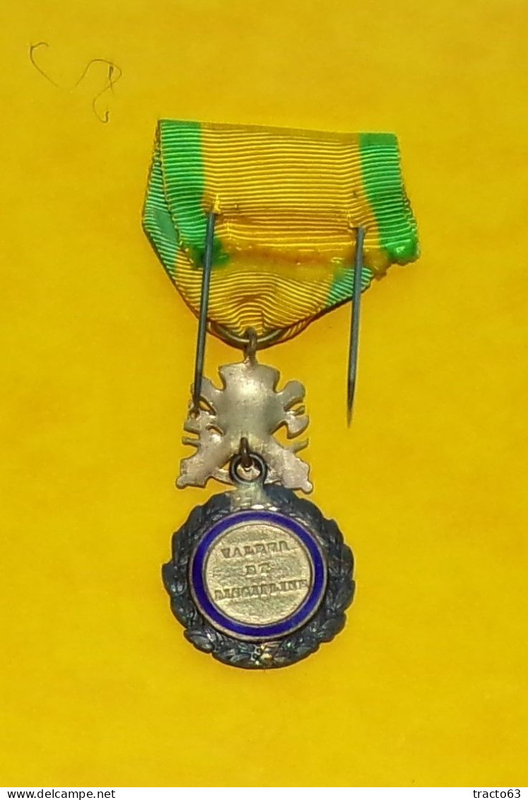 MEDAILLE MILITAIRE DE LA VALEUR ET DISCIPLINE   , REPUBLIQUE FRANCAISE  ,  BON ETAT VOIR PHOTOS  . POUR TOUT RENSEIGNEME - France