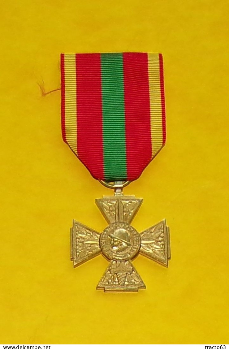 MEDAILLE DE LA CROIX DU COMBATTANT VOLONTAIRE  , REPUBLIQUE FRANCAISE  ,  BON ETAT VOIR PHOTOS  . POUR TOUT RENSEIGNEMEN - Francia