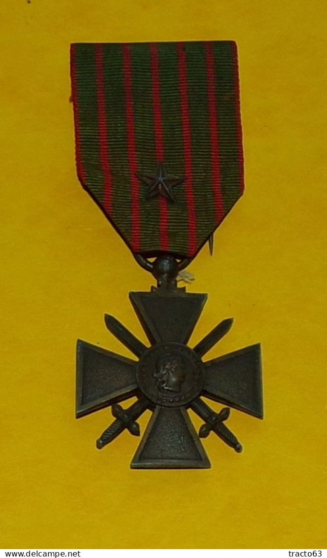 MEDAILLE DE LA CROIX DE GUERRE DE 1914 - 1915 AVEC UNE ETOILE DE CITATION   , REPUBLIQUE FRANCAISE  ,  BON ETAT VOIR PHO - Francia