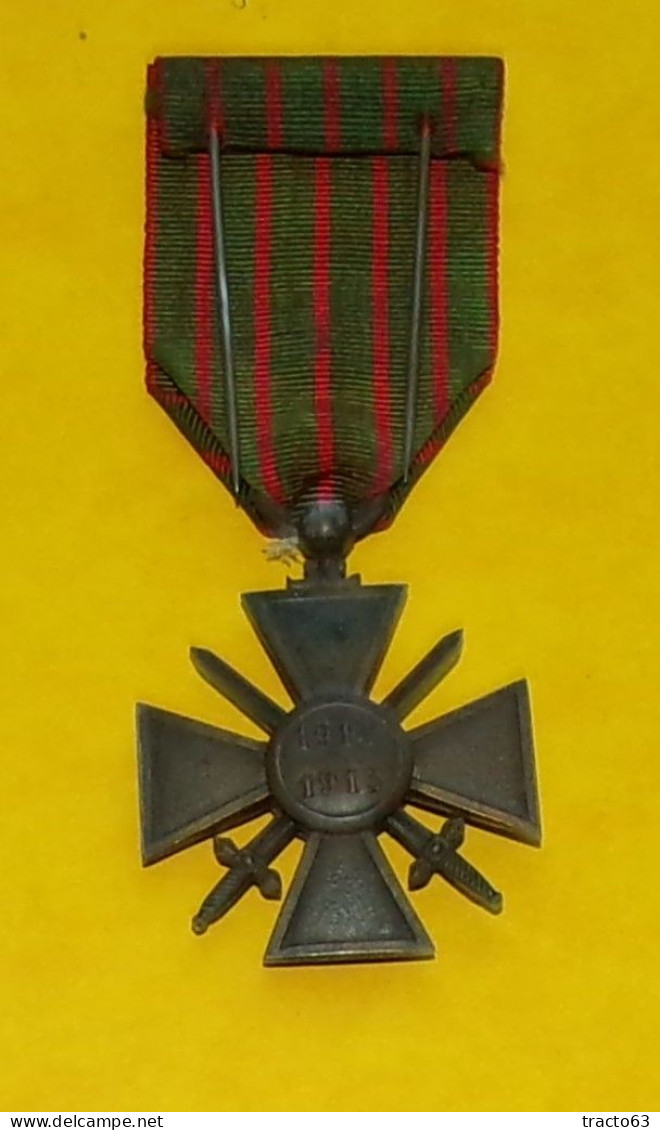 MEDAILLE DE LA CROIX DE GUERRE DE 1914 - 1915 AVEC UNE ETOILE DE CITATION   , REPUBLIQUE FRANCAISE  ,  BON ETAT VOIR PHO - Francia