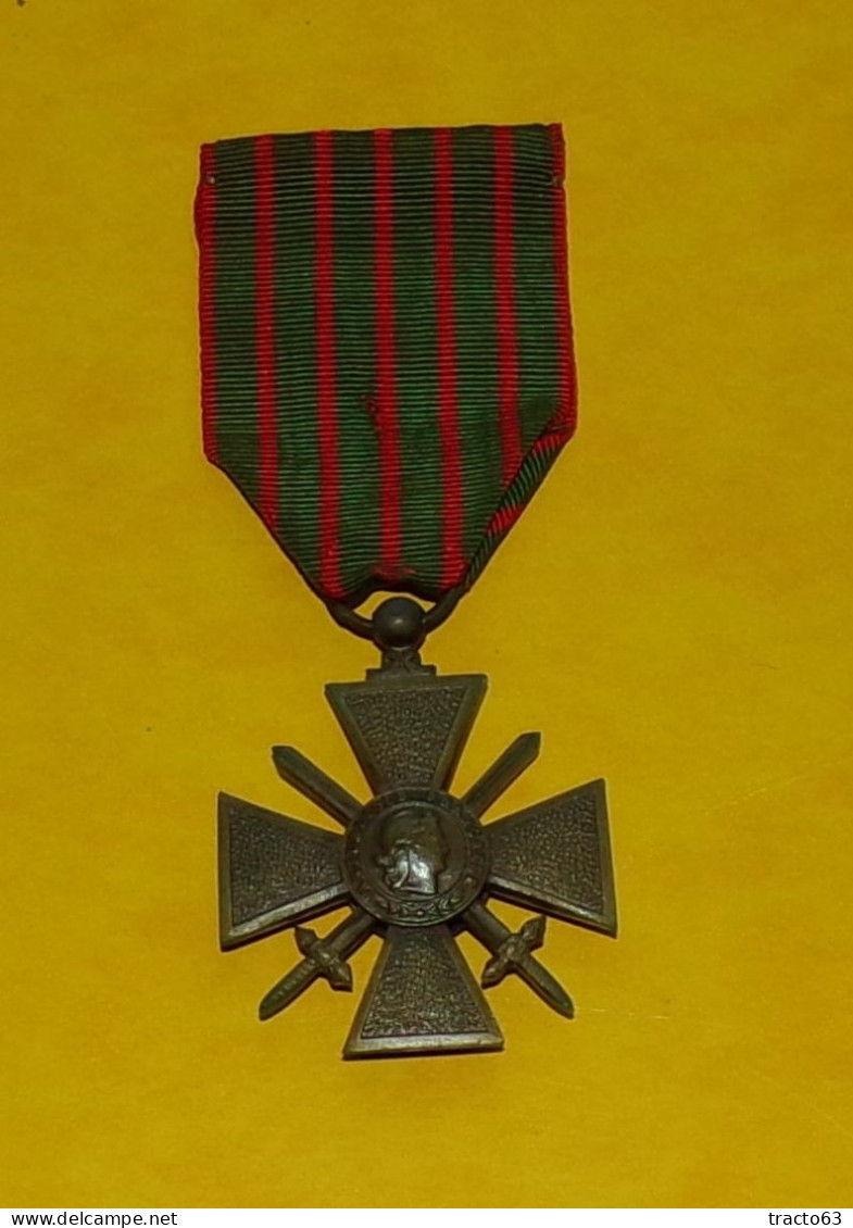 MEDAILLE DE LA CROIX DE GUERRE DE 1914 - 1918 , REPUBLIQUE FRANCAISE  ,  BON ETAT VOIR PHOTOS  . POUR TOUT RENSEIGNEMENT - Francia