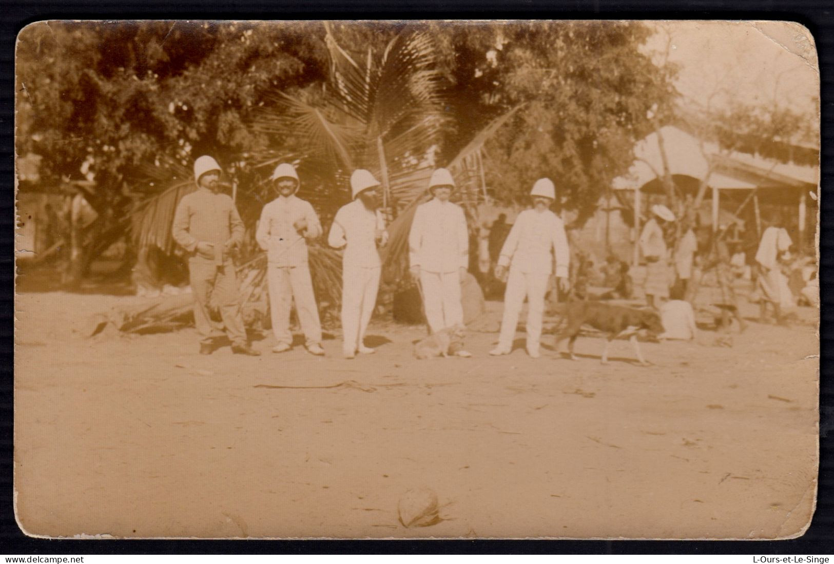 Militaires Posant à Maintirano ( à L'arrière Plan La Bazar De La Localité)- Carte Photo - Madagascar