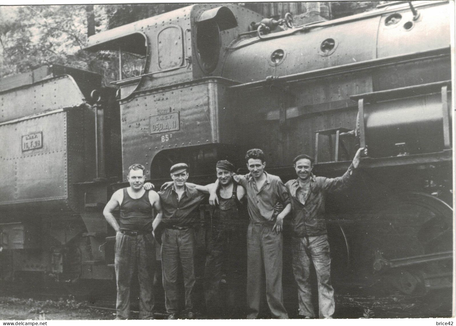 Chemins De Fer : Bessèges - (30) Gard - En Gare De Bessèges Devant La Locomotive SNCF 050-A-II - Sin Clasificación