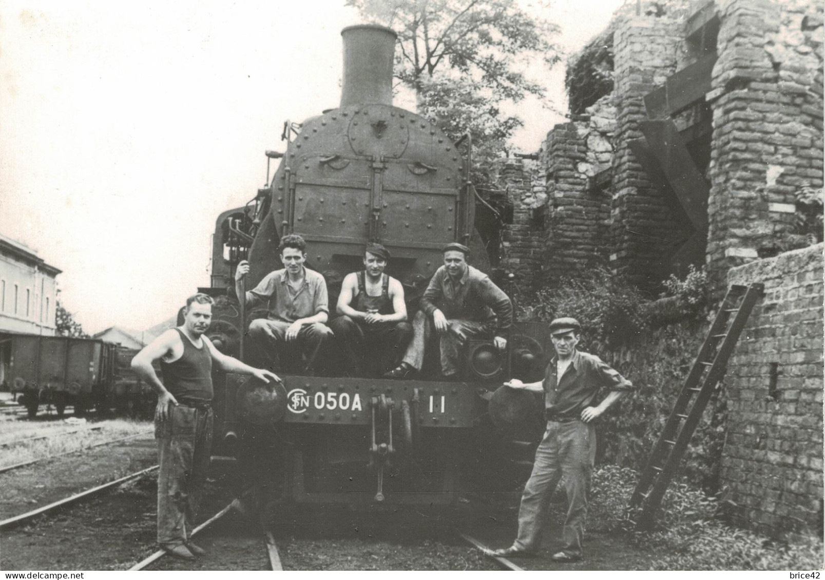 Chemins De Fer : Bessèges - (30) Gard - En Gare De Bessèges Devant La Locomotive SNCF 050-A-II - Sin Clasificación