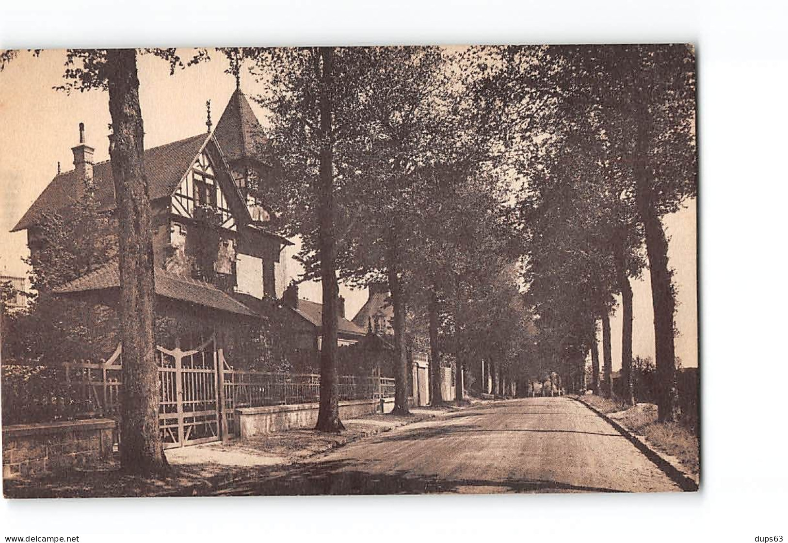 LE MELE SUR SARTHE - Villa - Route De Paris Brest - Très Bon état - Le Mêle-sur-Sarthe