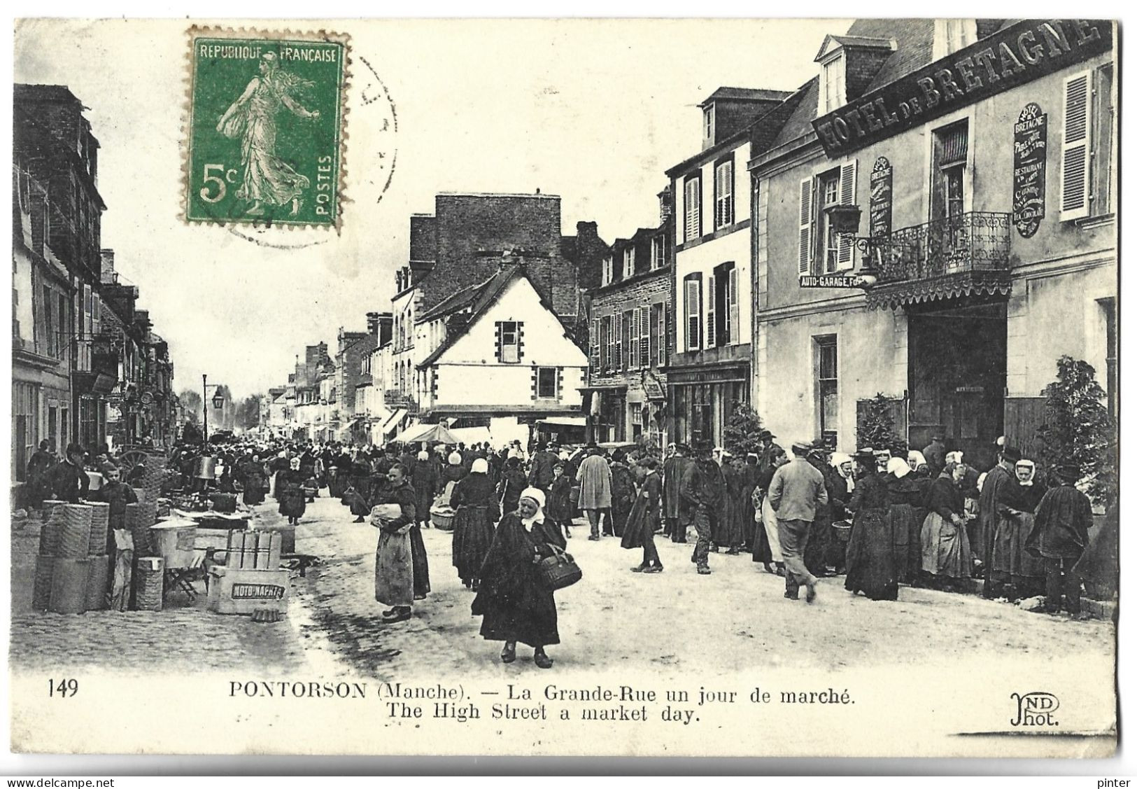 PONTORSON - La Grande Rue Un Jour De Marché - Pontorson