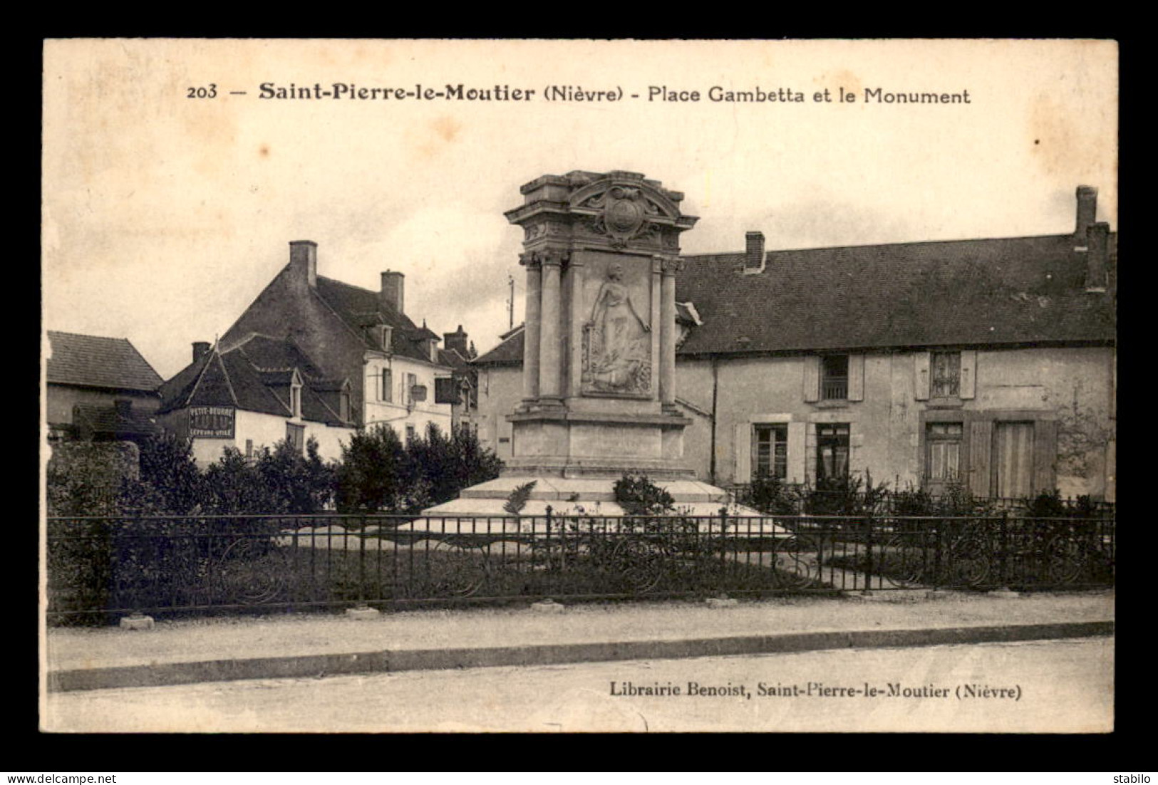 58 - ST-PIERRE-LE-MOUTIER - PLACE GAMBETTA ET LE MONUMENT AUX MORTS - Saint Pierre Le Moutier