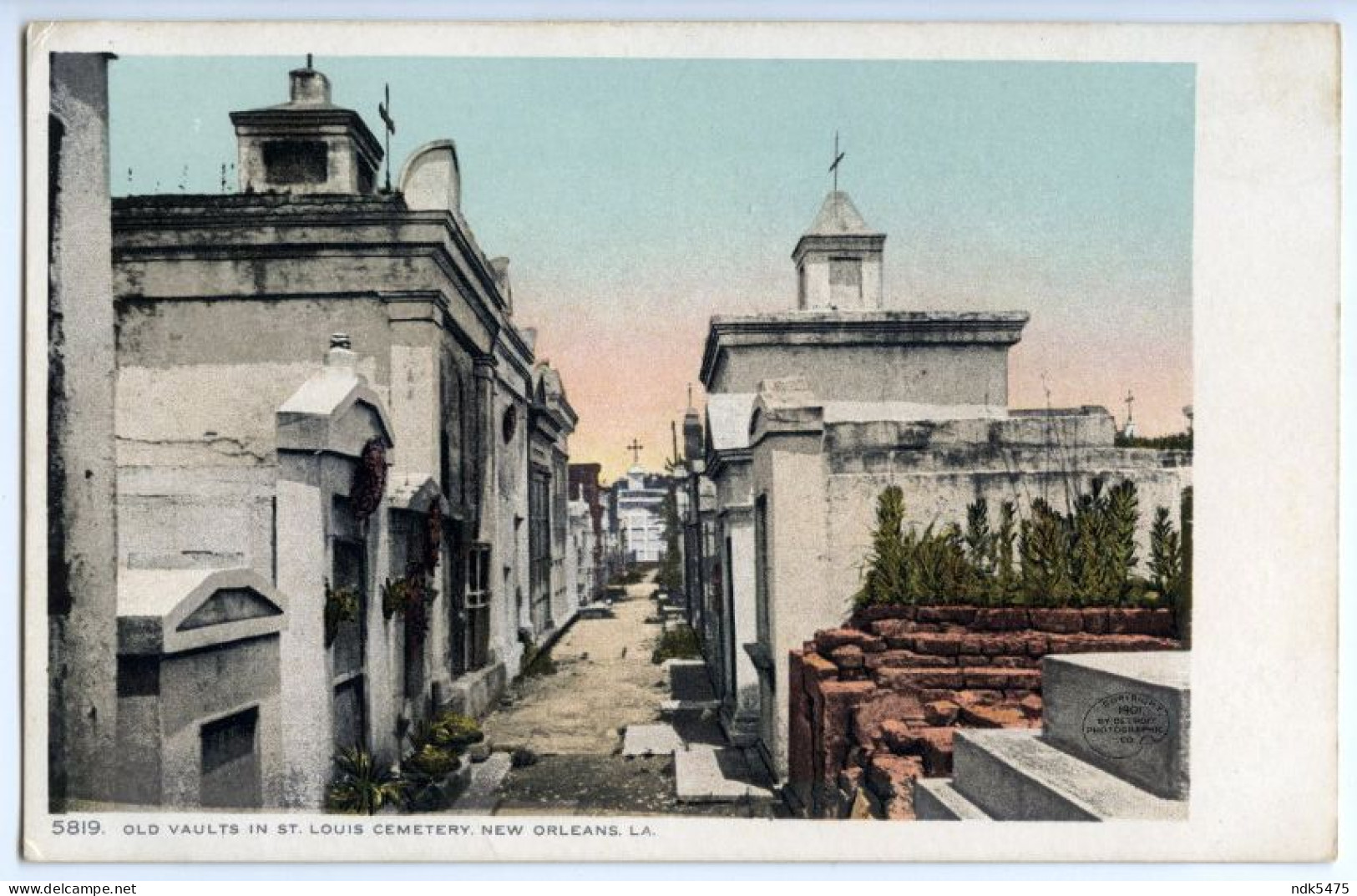 NEW ORLEANS : OLD VAULTS IN ST. LOUIS CEMETERY - New Orleans