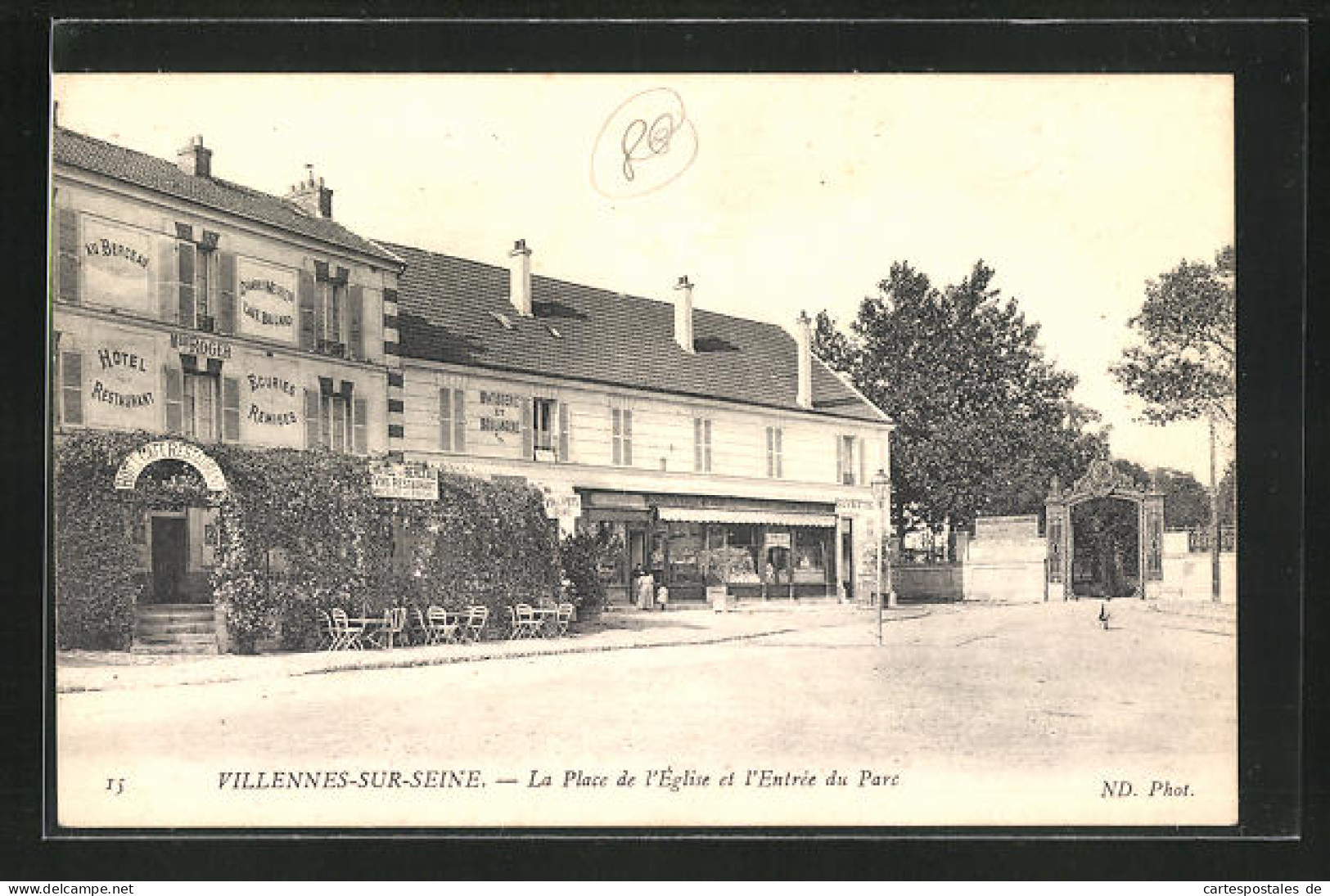 CPA Villennes-sur-Seine, La Place De L`Église Et L`Entrée Du Parc  - Villennes-sur-Seine