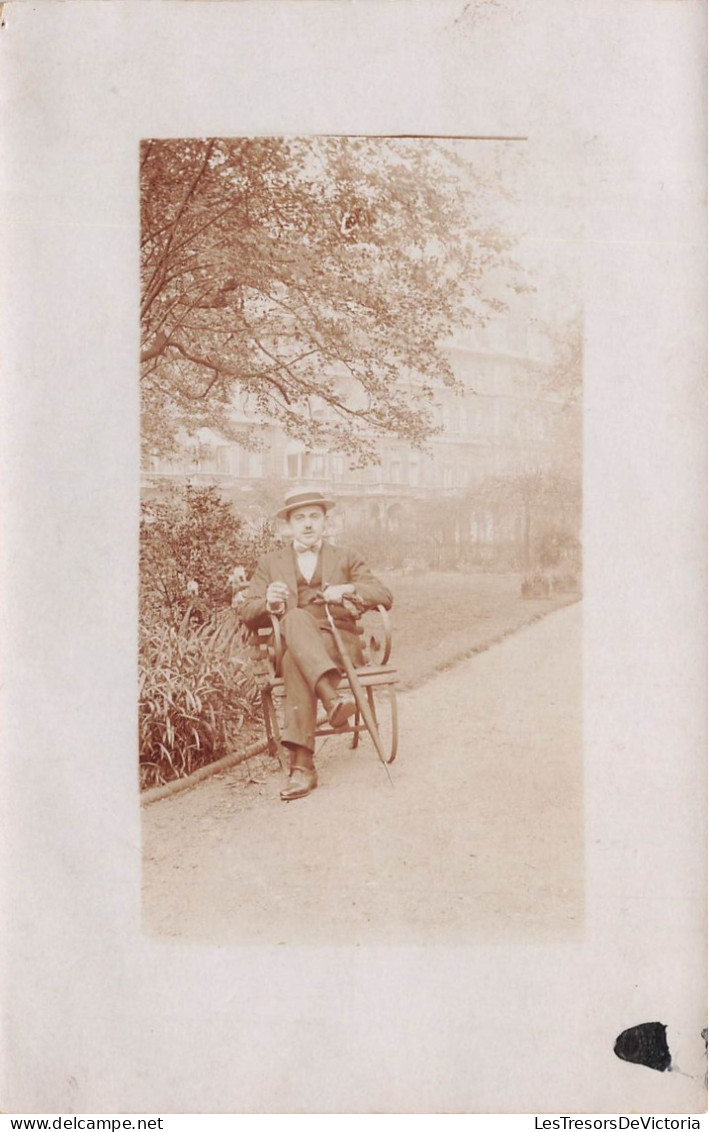 FANTAISIES - Un Homme Assis Dans Le Jardin - Carte Postale Ancienne - Männer