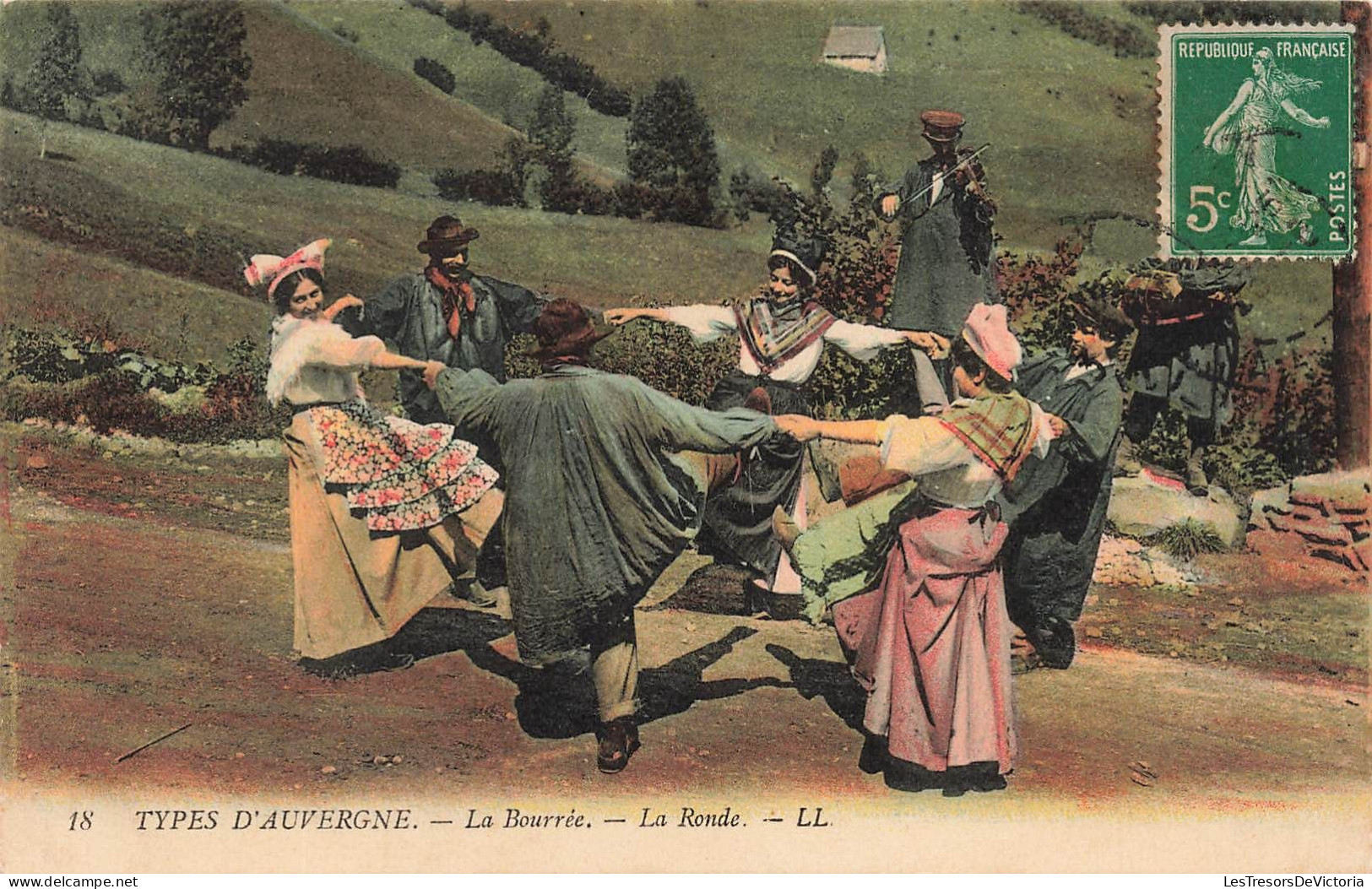 FOLKLORE - Danses - Types D'Auvergne - La Bourrée - La Ronde - Carte Postale Ancienne - Dances