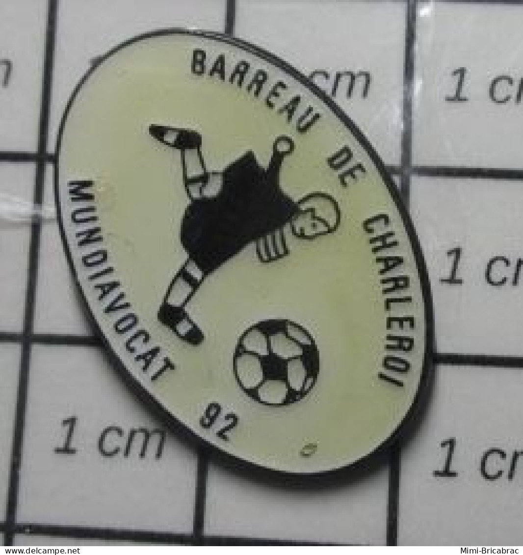 1012c Pin's Pins / Beau Et Rare / SPORTS / TOURNOI FOOTBALL 92 MUNDIAVOCAT BARREAU DE Chaise DE CHARLEROI - Calcio