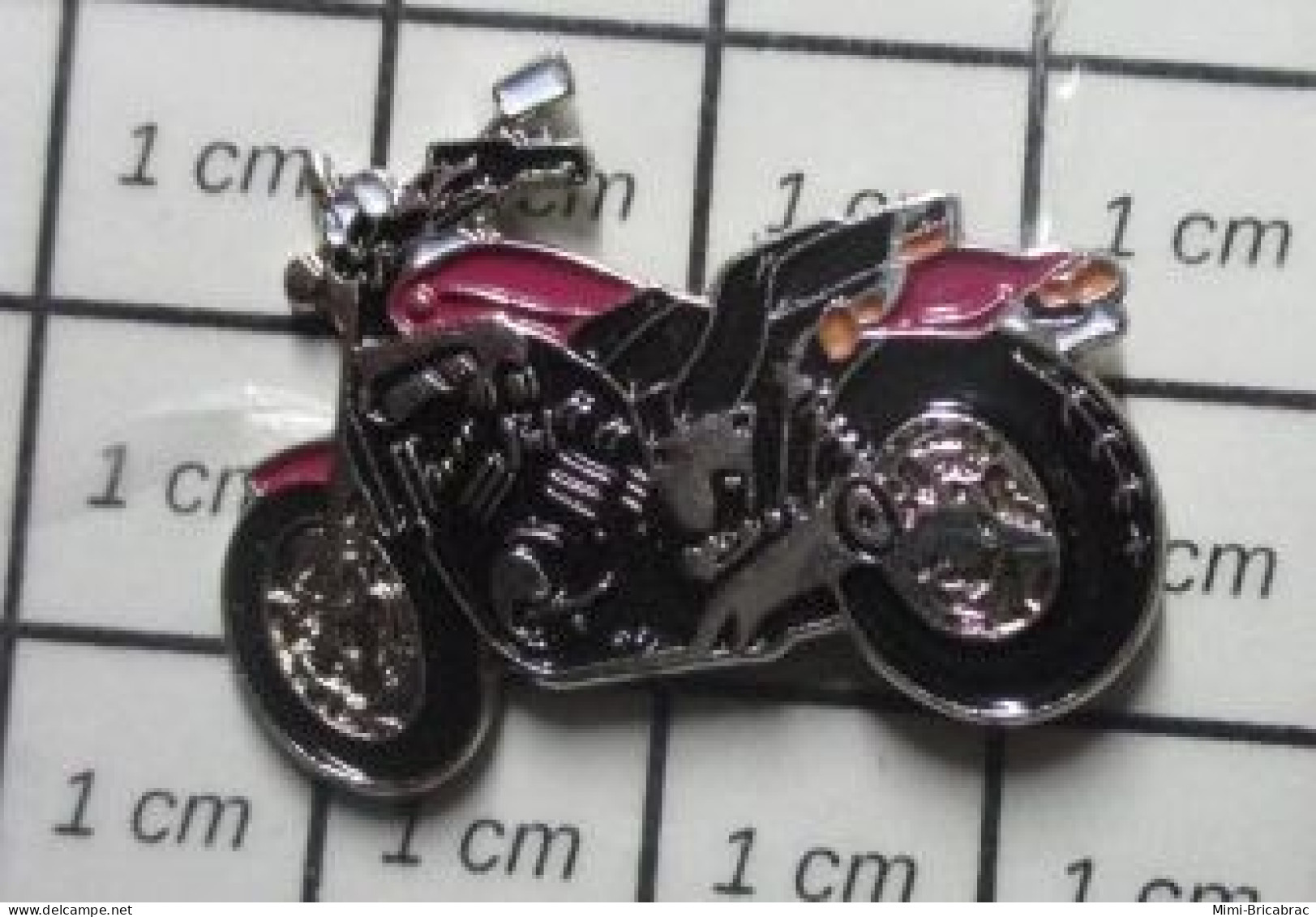 1016B Pin's Pins / Beau Et Rare / MOTOS / GROSSE MOTO ROUTIERE RETRO ROUGE PEUT ETRE HARLEY ? - Motos