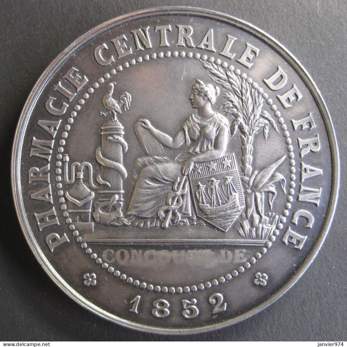 Médaille En Argent Et Sa Boite Pharmacie Centrale De France, à J.B. DESOLIERES En Récompense De Ses Années Services 1904 - Altri & Non Classificati