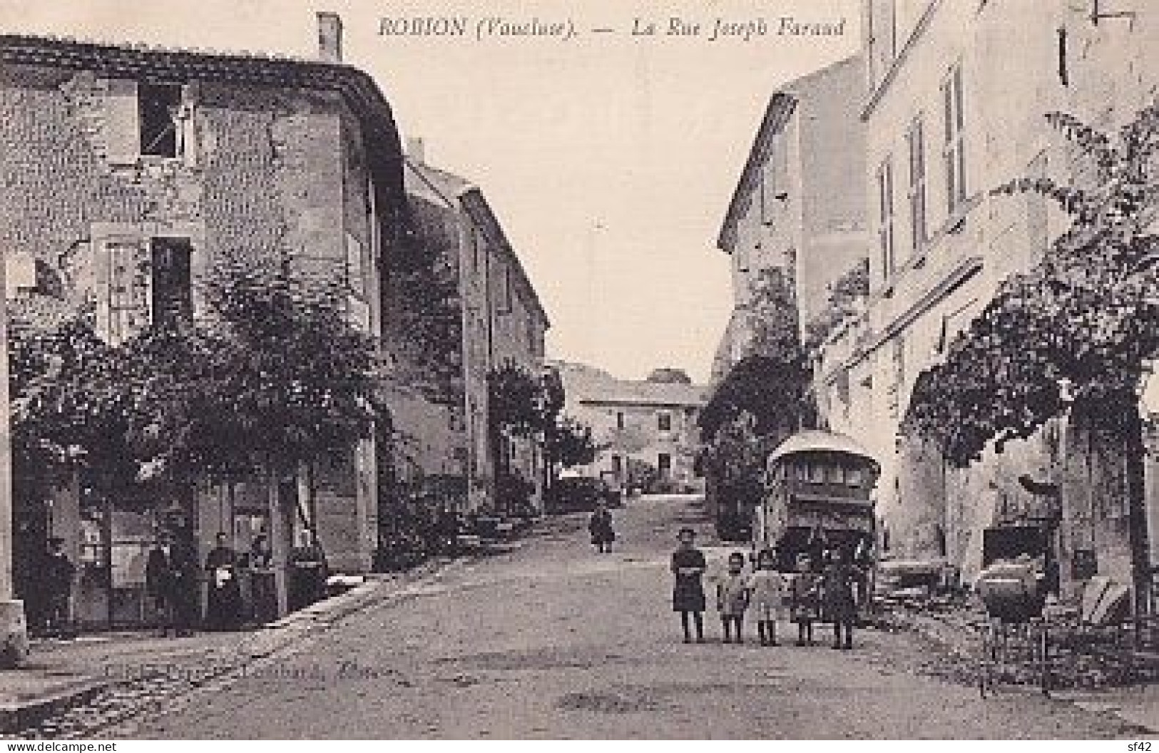 ROBION            LA RUE JOSEPH FARAUD - Robion