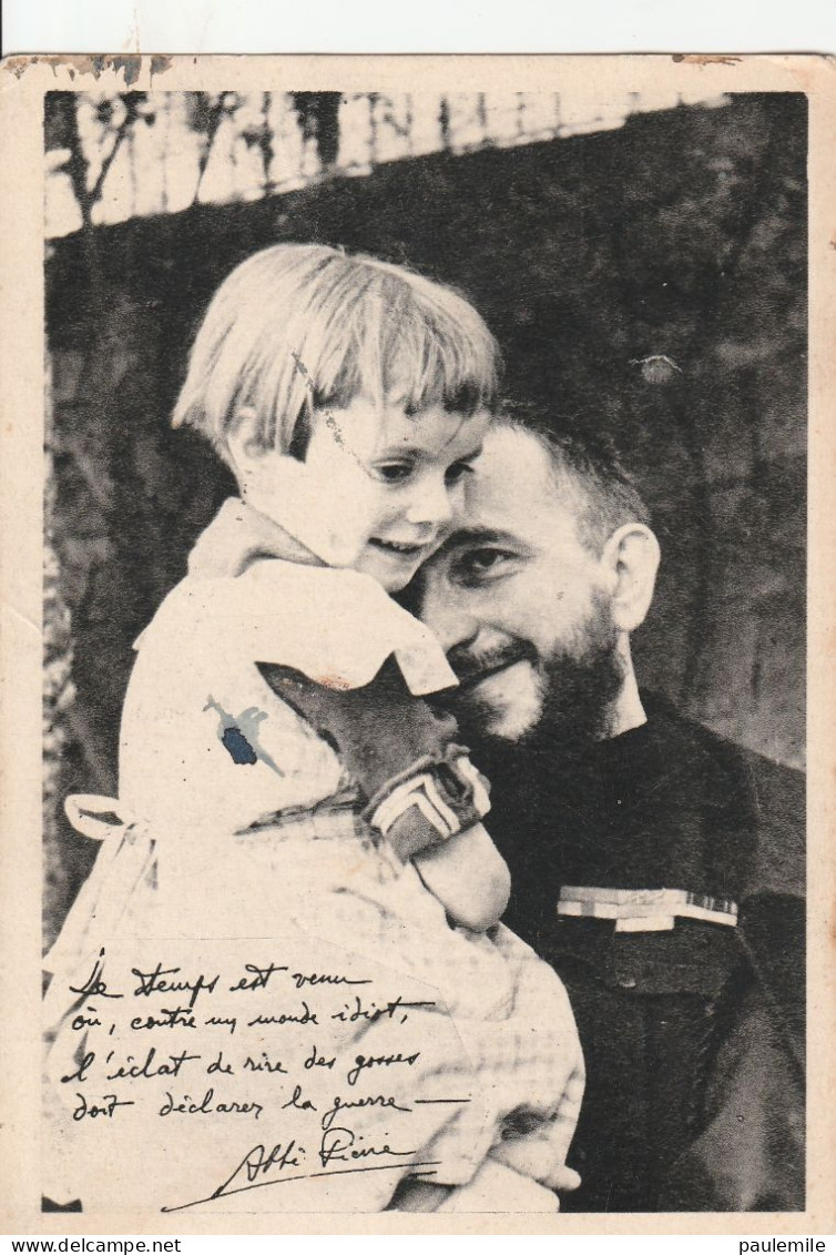 CARTE POSTALE    T 85  L.ABBE PIERRE AVEC UN ENFANT DANS LES  BRAS   ECRITE - Missions