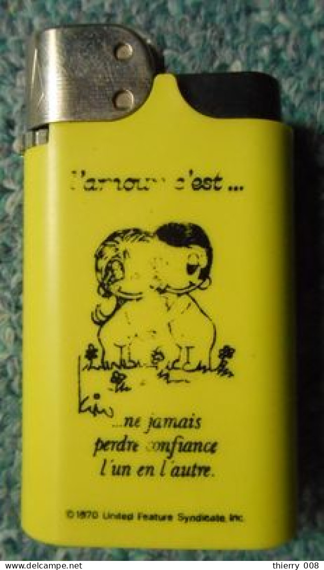 07 Briquet Djeep Love Is L'amour C'est... Ne Jamais Perdre Confiance L'un En L'autre 1970 (vide) - Altri & Non Classificati