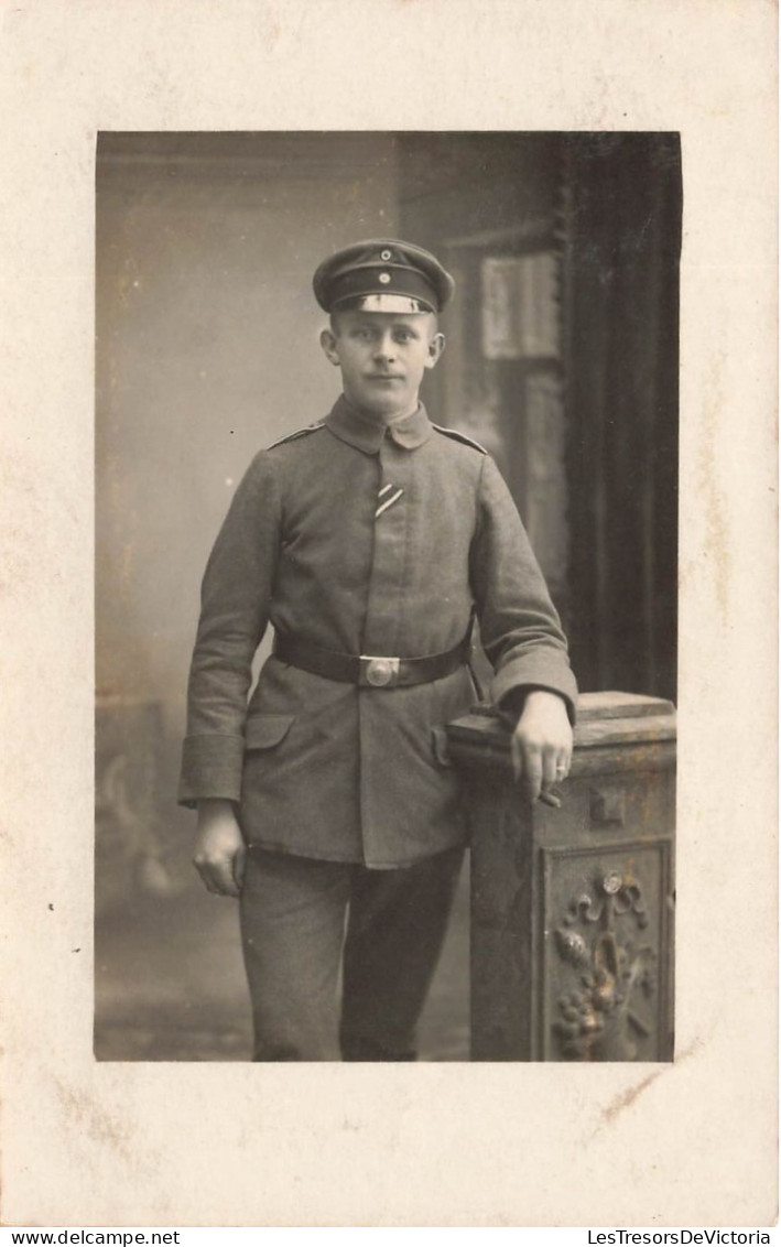 MILITARIA - Un Officier En Uniforme - Carte Postale Ancienne - Uniformen