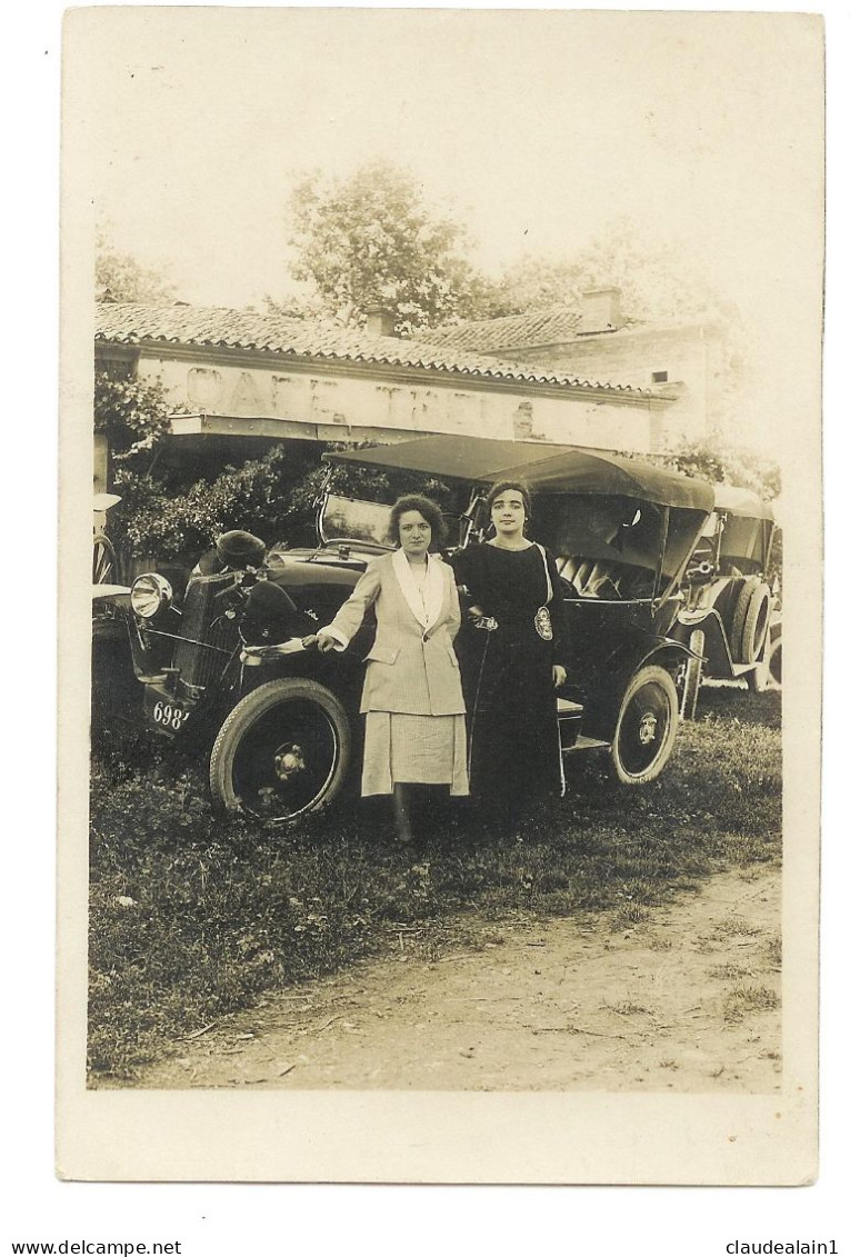 Carte Photo Ancienne - 2 Femmes Près D'un Café Devant Une Citroên Type A 1919 Version Torpedo - à Situer - Cafes