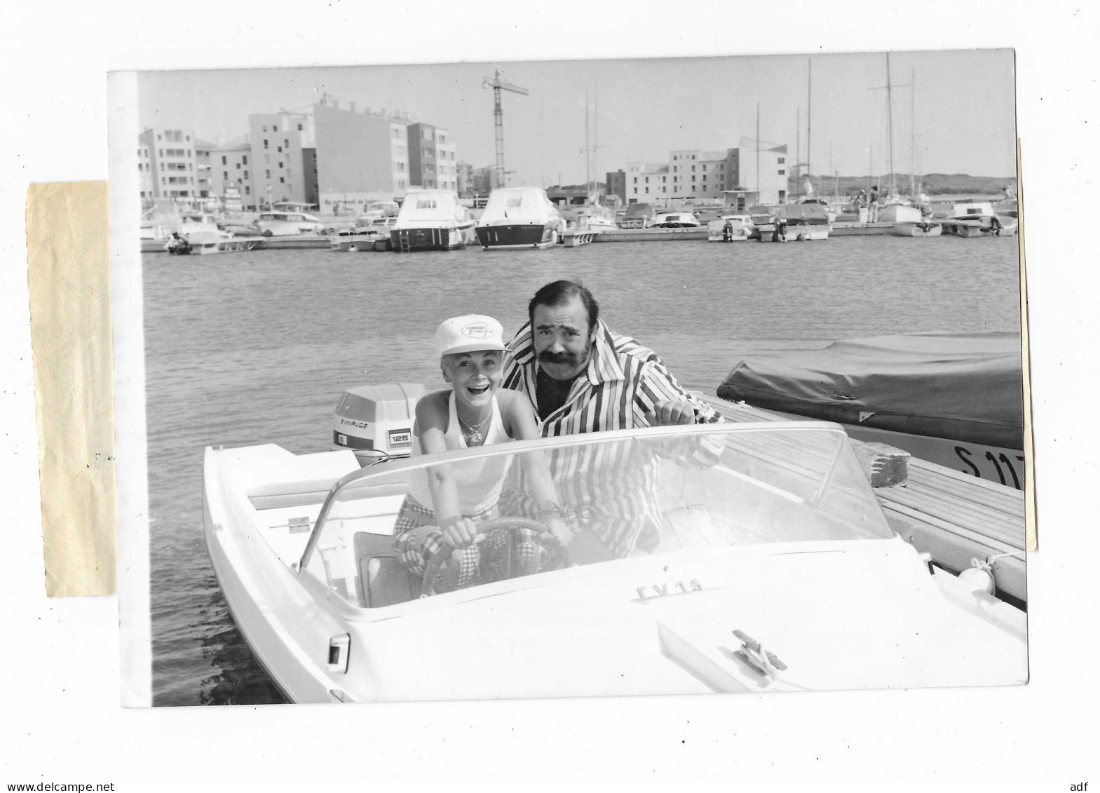 PHOTO DE PRESSE 1972 BETTY MARS ET MOUSTACHE AU CAP D'AGDE, NAVIGATION DANS LE PORT DE PLAISANCE, HERAULT 34 - Fotos