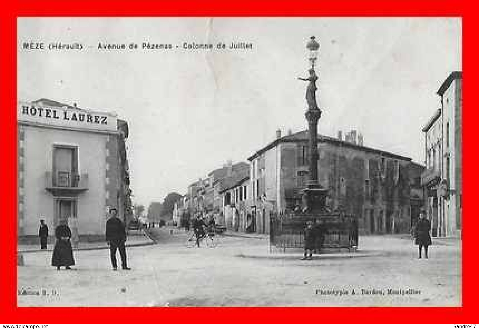 CPA (34) MEZE.  Avenue De Pézenas, Colonne De Juillet. Hôtel Laurez, Animé...I183 - Mèze