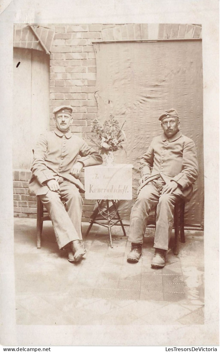 MILITARIA - Deux Officiers Assis Près D'une Table - Carte Postale Ancienne - Uniformes