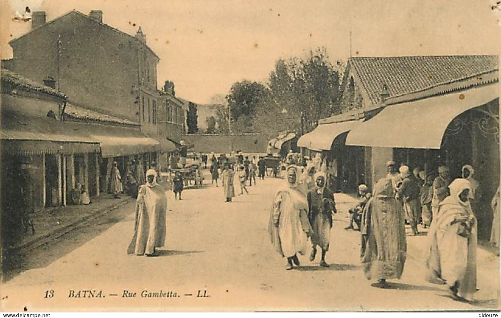 Algérie - Batna - Rue Gambetta - Animée - Etat Trous Visibles Au Coin Supérieur Gauche - CPA - Voir Scans Recto-Verso - Batna