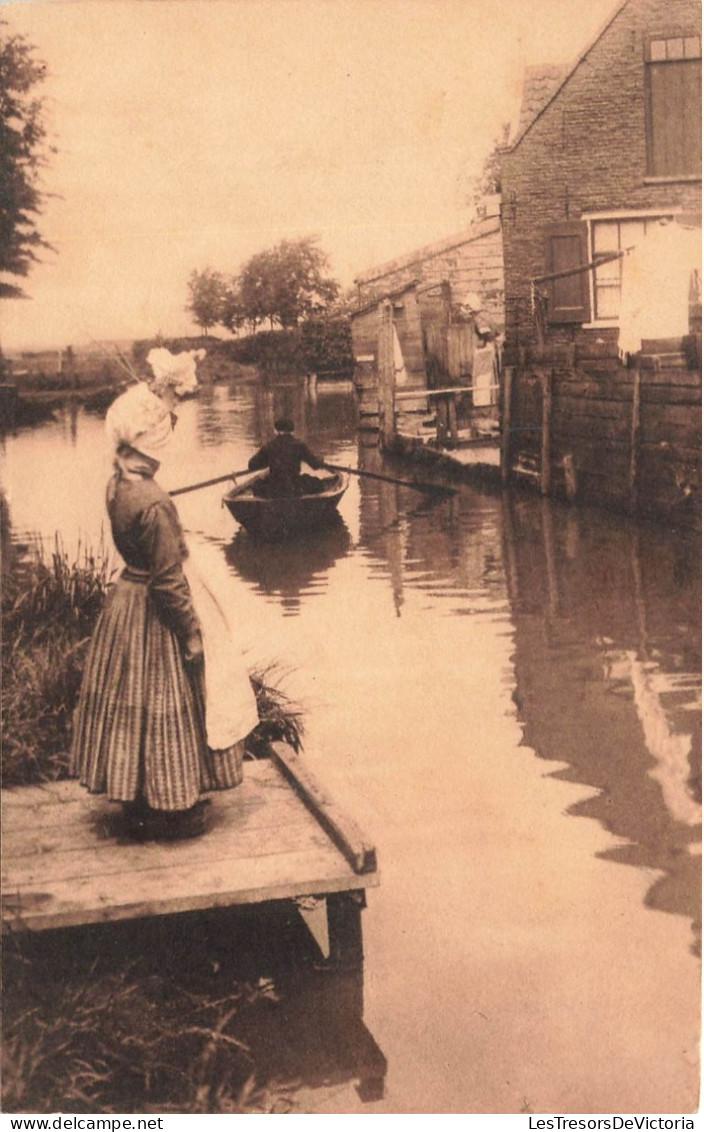 PAYS-BAS - Ha Daar Komt Jan - Hah There Is John - Volendma (Holland) - Une Femme - Un Homme - Carte Postale Ancienne - Hoek Van Holland