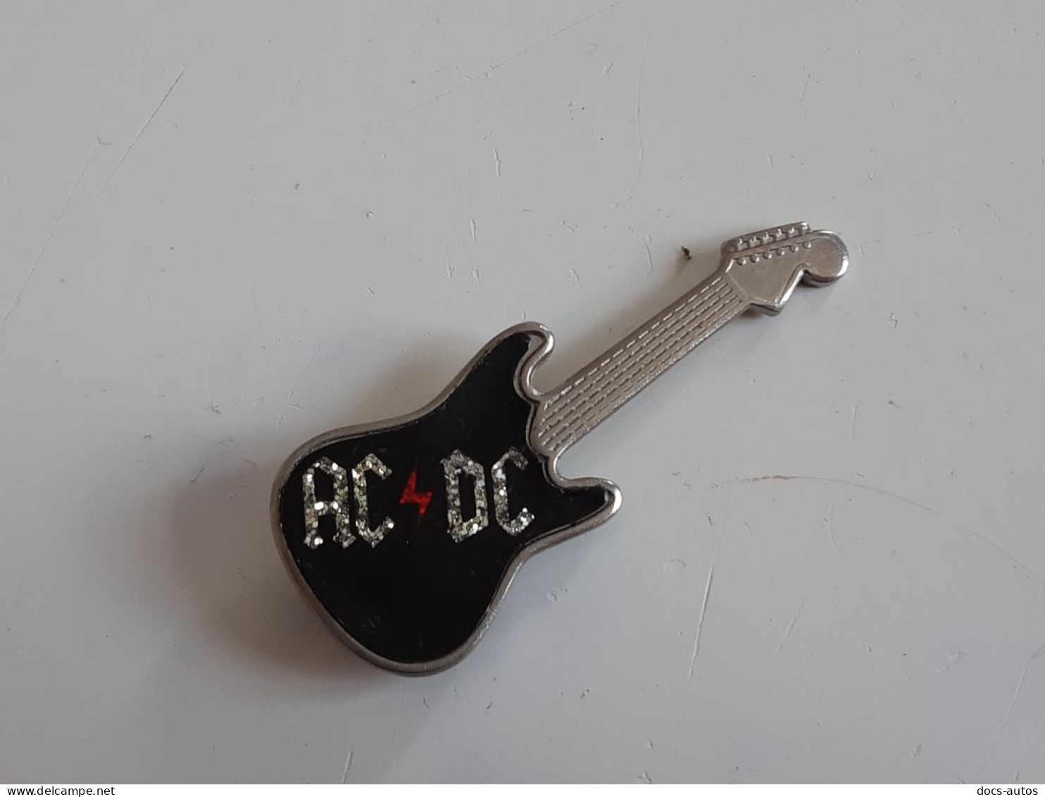 Guitare AC/DC Badge Métal - Varia