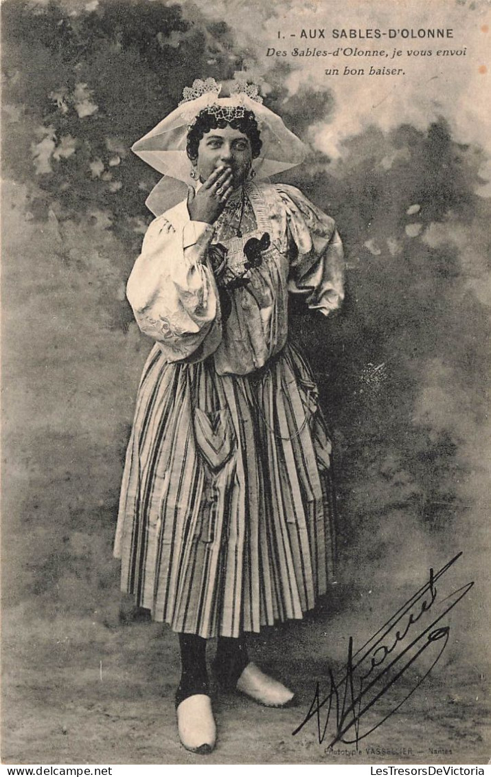 FOLKLORE - Costumes - Les Sables D'Olonne - Femme - Carte Postale Ancienne - Costumes