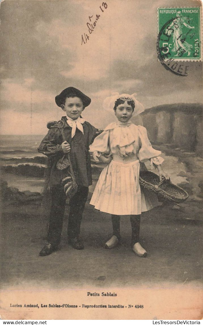 FOLKLORE - Costumes - Petits Sablais - Carte Postale Ancienne - Costumes