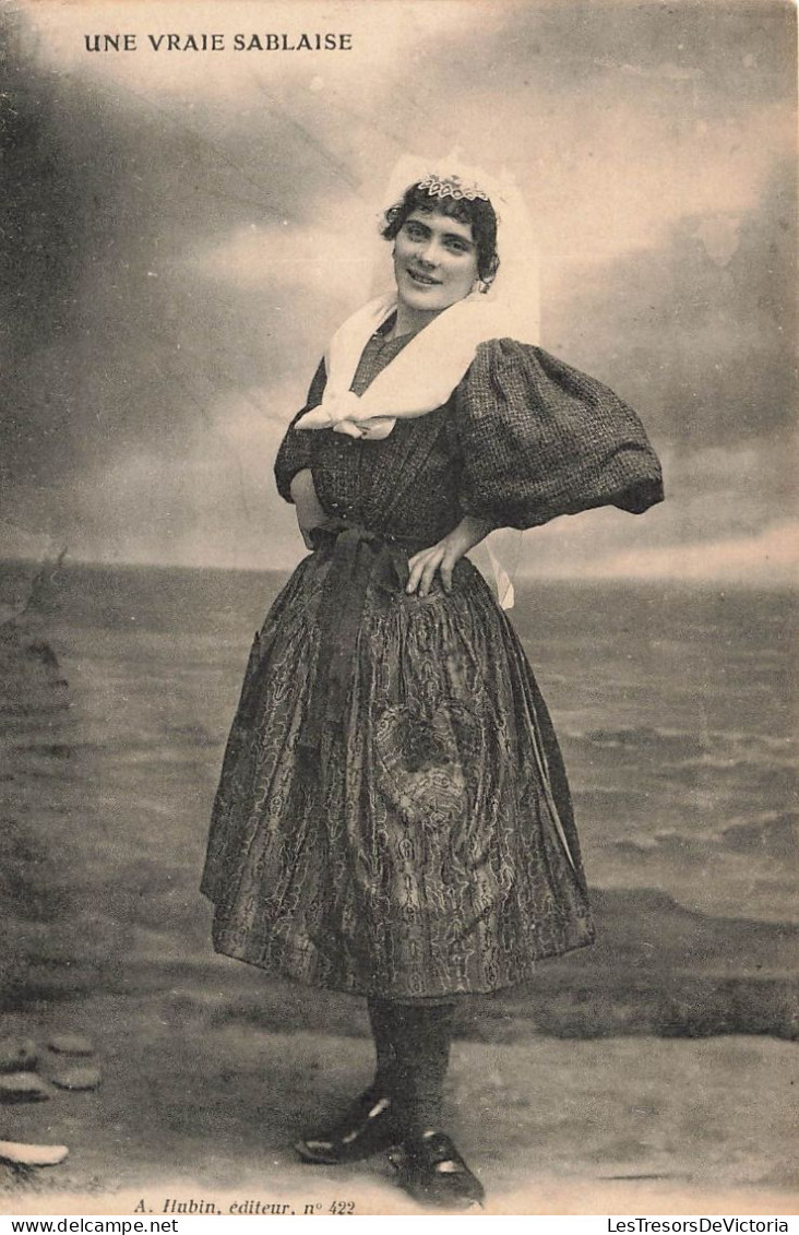 FOLKLORE - Costumes - Une Vraie Sablaise - Carte Postale Ancienne - Costumi