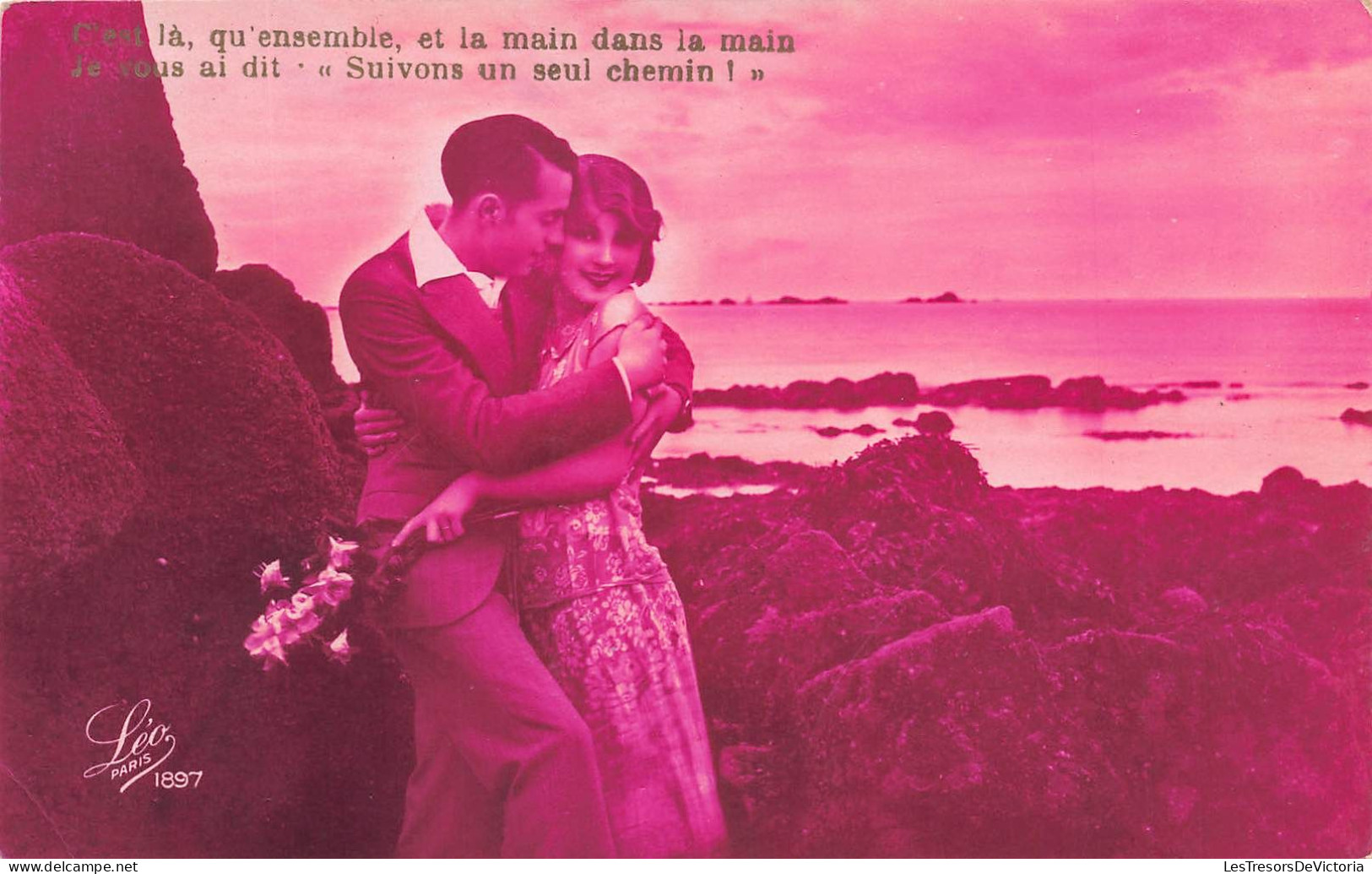 COUPLES - Une Femme Et Un Homme - S'enlaçant - C'est Là, Qu'ensemble Et La Main Dans La Main  - Carte Postale Ancienne - Couples