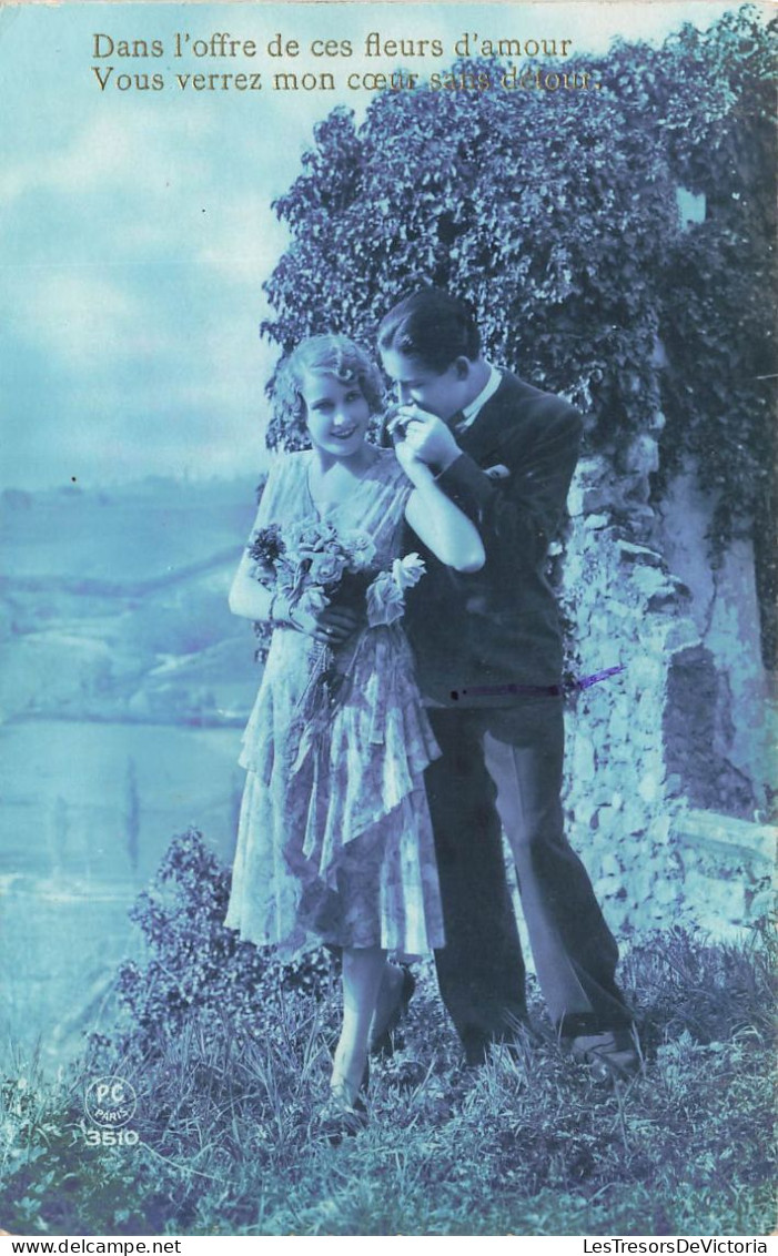 COUPLES - Un Couple - Dans L'offre De Ces Fleurs D'amour, Vous Verrez Mon Cœur Sans Détour - Carte Postale Ancienne - Koppels