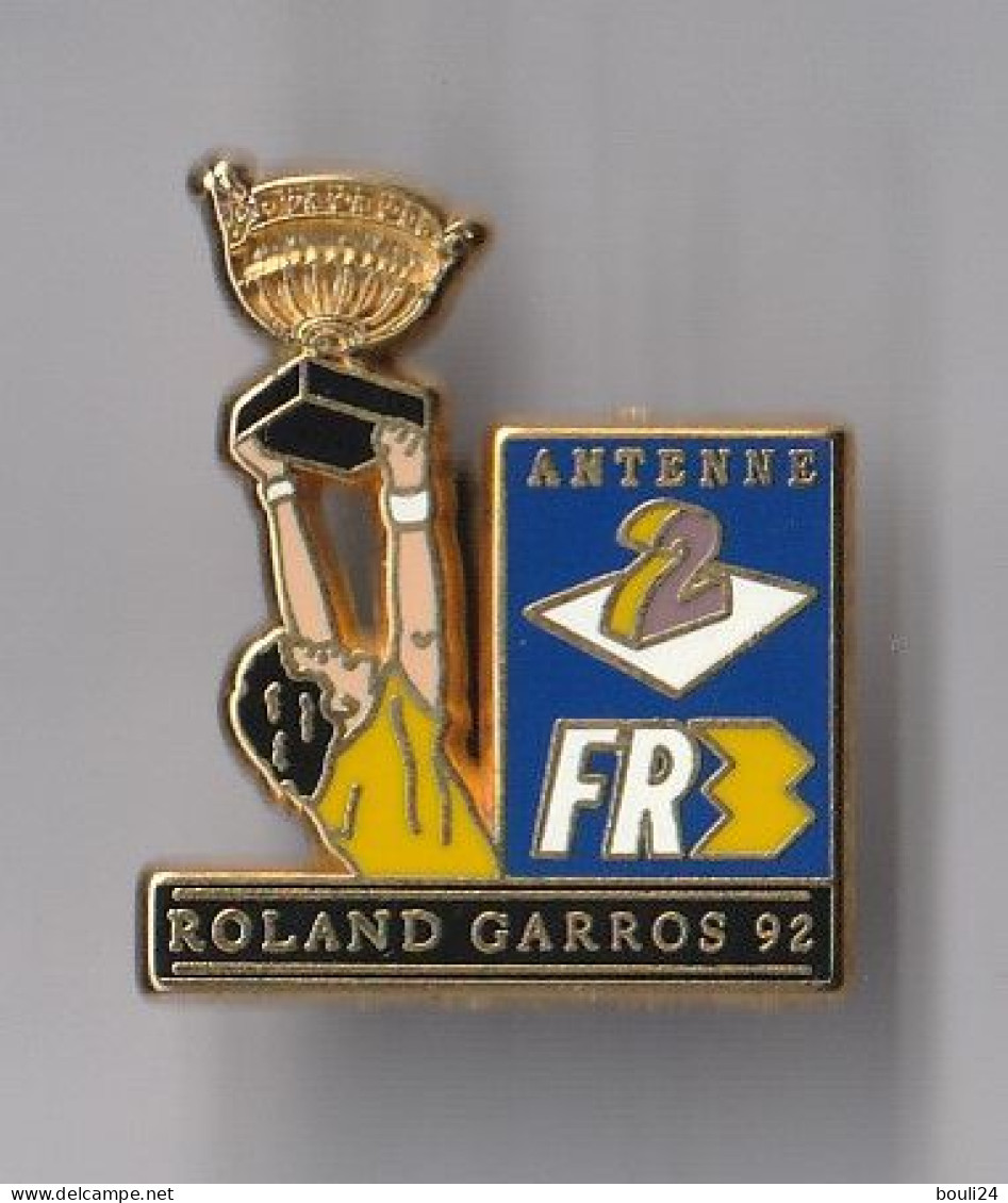 PIN'S    THEME  TENNIS  ROLAND GARROS 92  COUPE ANTENNE 2 FR3   SIGNE  DECAT - Tennis