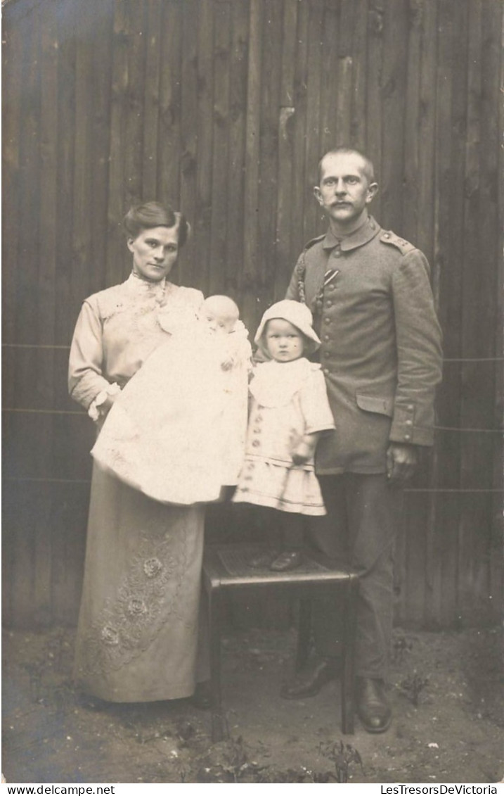 ENFANTS - Deux Enfants Avec Ses Parents  - Carte Postale Ancienne - Children And Family Groups