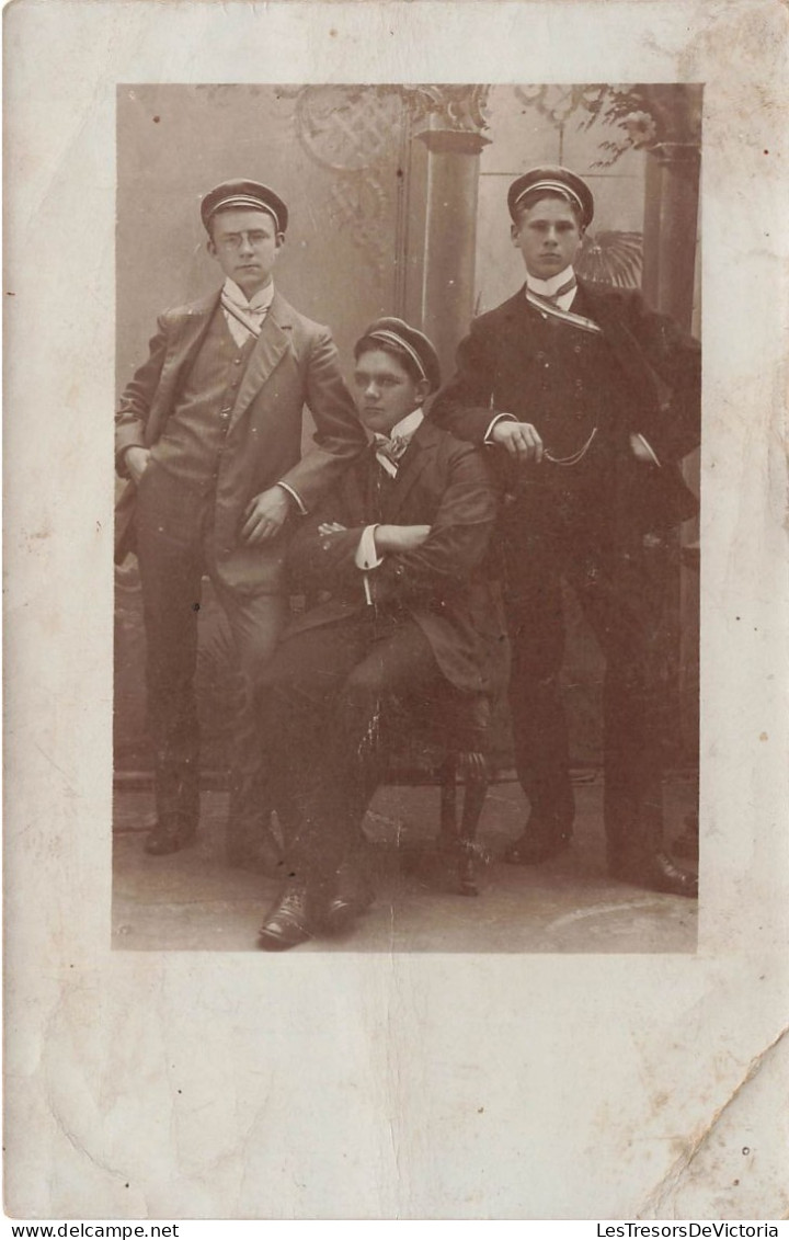 FANTAISIES - Trois Hommes En Tenue De Ville - Carte Postale Ancienne - Mannen