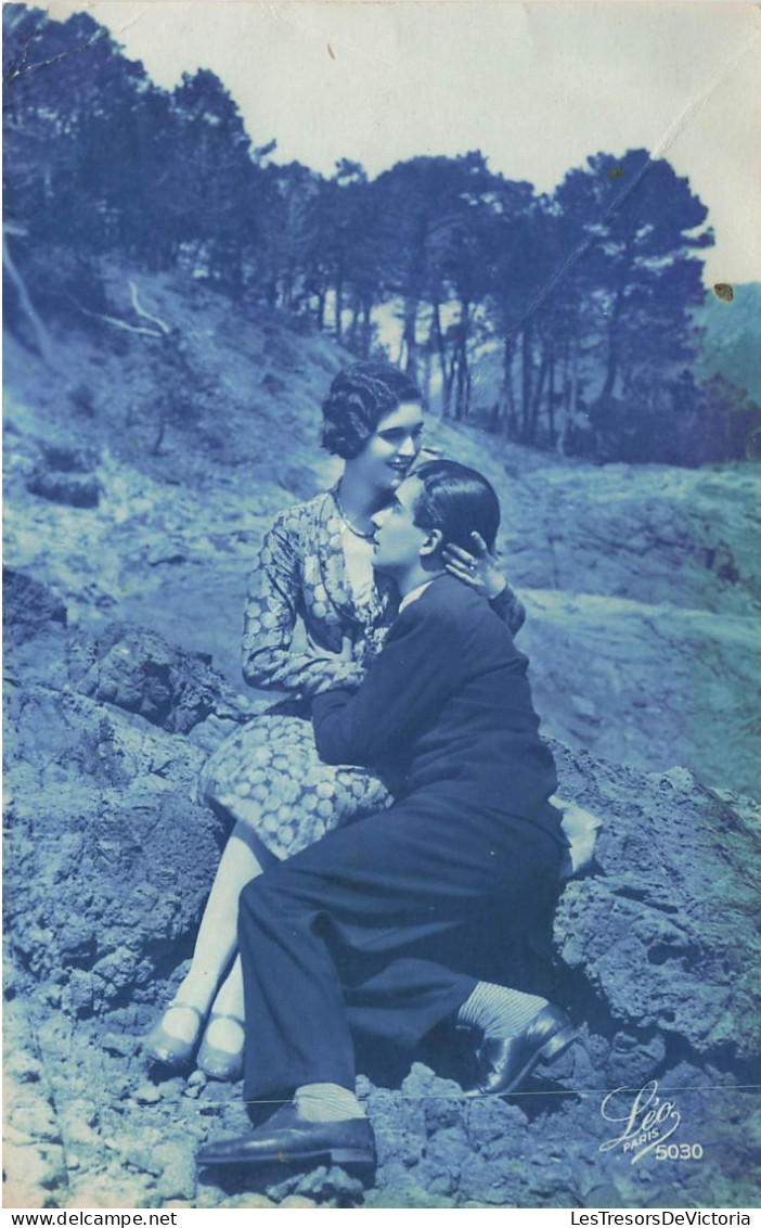 COUPLES - Un Homme - Une Femme -  Un Couple S'enlaçant - Assisent - Carte Postale Ancienne - Couples