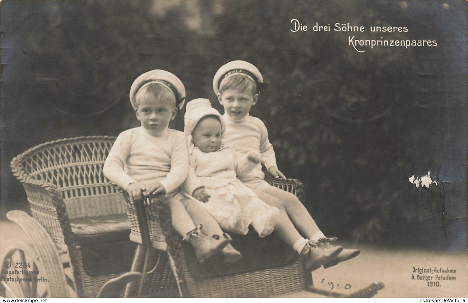 ENFANTS - Deux Enfants Sur Une Chaise Avec Un Bébé - Carte Postale Ancienne - Groupes D'enfants & Familles