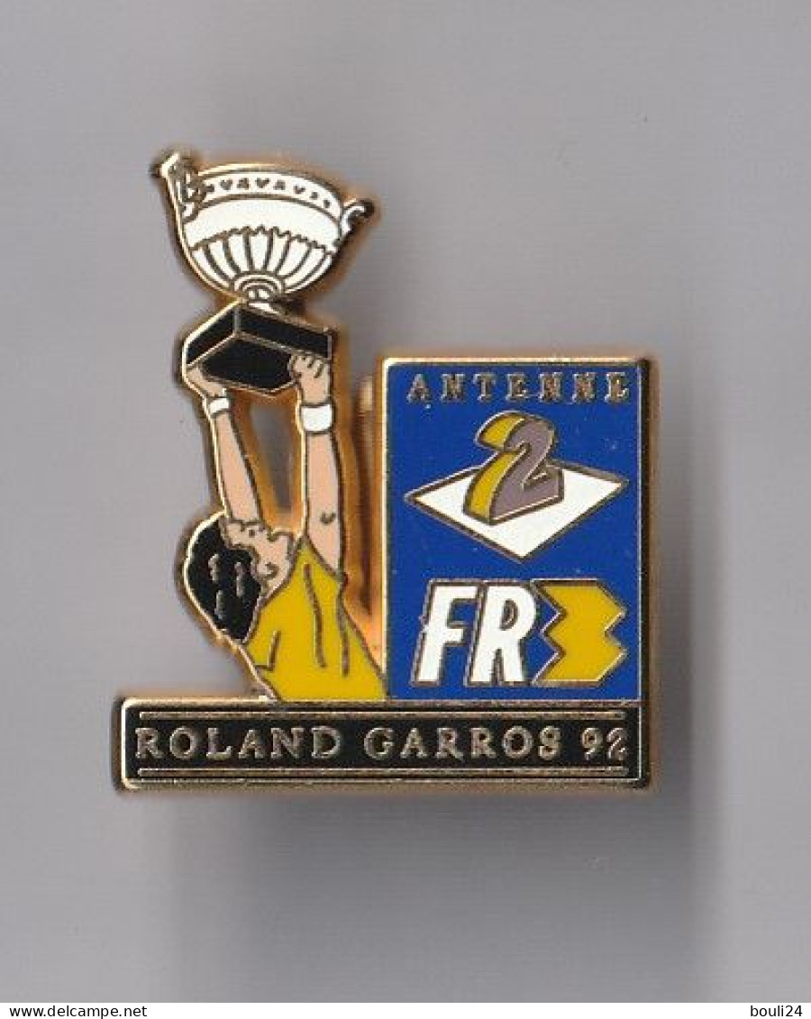 PIN'S  THEME TENNIS  ROLAND GARROS   92  ANTENNE  FR    SIGNE  DECAT - Tennis