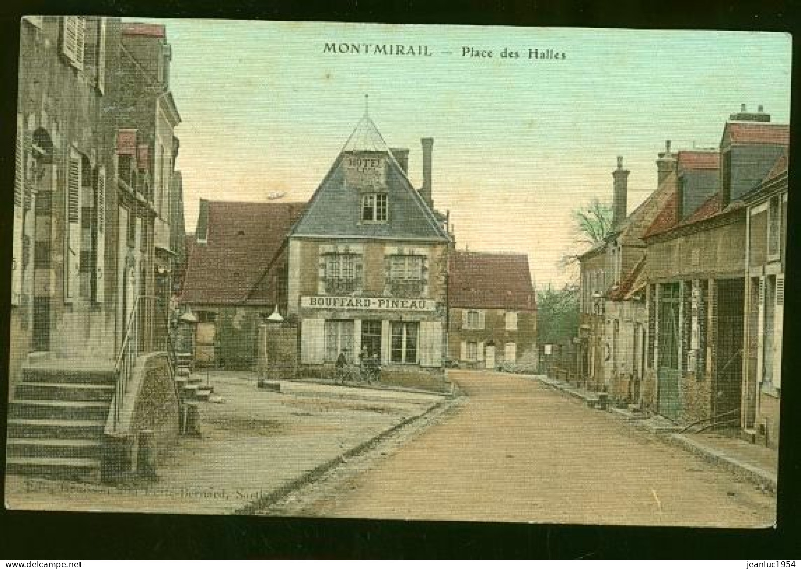 MONTMIRAIL PLACE DES HALLES CP TOILEE - Montmirail