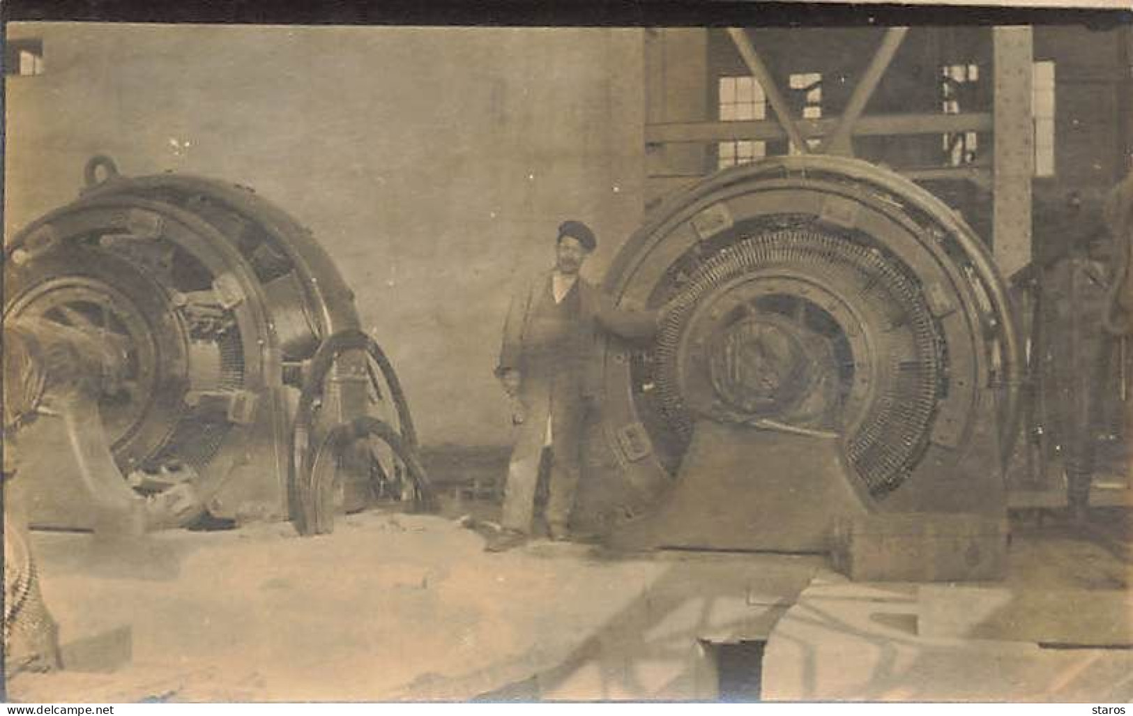 Carte Photo - Industrie - Homme Près D'une Machine Dans Un Atelier D'usine - Industrie