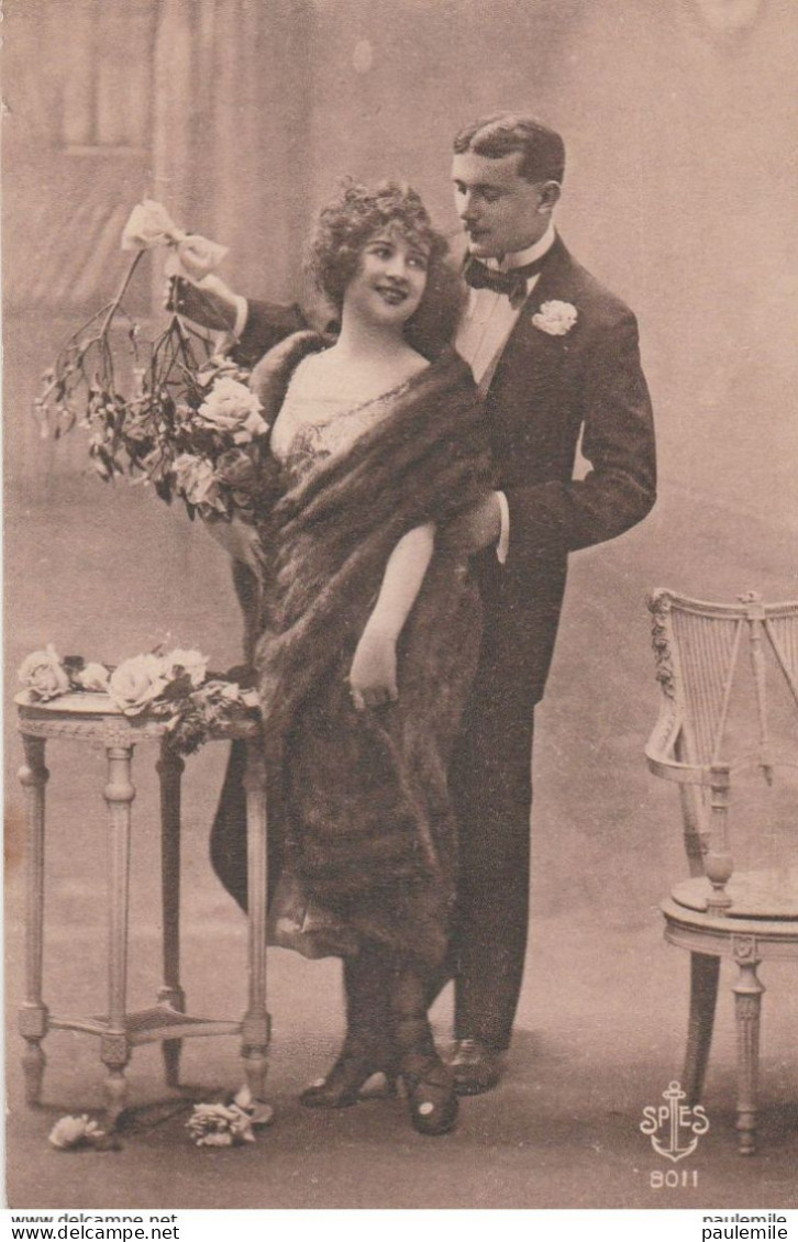 CPA  LF  17  PORTRAIT COUPLE  AVEC BOUQUET DE GUI   SPES 8011 - Koppels