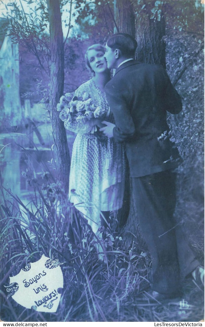 COUPLES - Un Couple - Un Homme Et Une Femme Faisant La Bise - Soyons Unis Toujours - Carte Postale Ancienne - Couples
