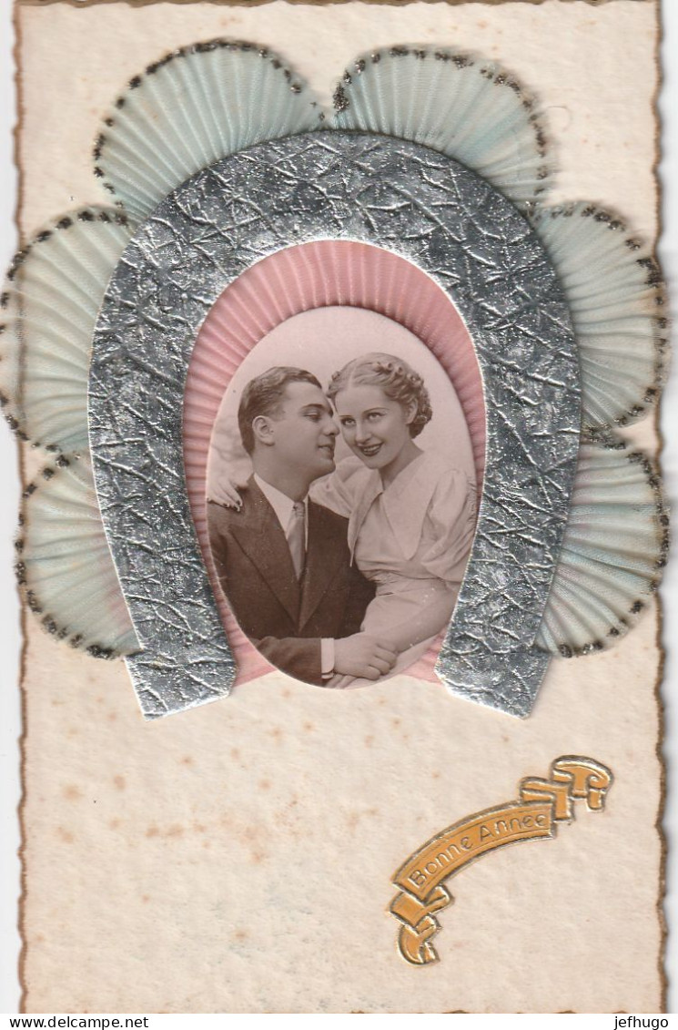 80 - CARTE COUPLE D' AMOUREUX BONNE ANNEE . TISSU PAILLETTES DECOUPI FER A CHEVAL .TBE . GP LA ROSE  SCAN R. V. - Mechanical