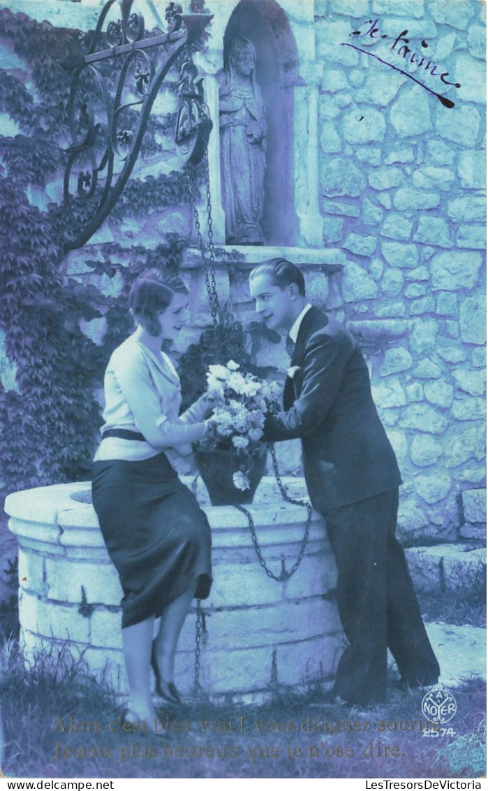COUPLES - Un Couple - Un Homme Offrant Un Bouquent De Fleur à Une Femme - Près D'un Puits - Carte Postale Ancienne - Couples
