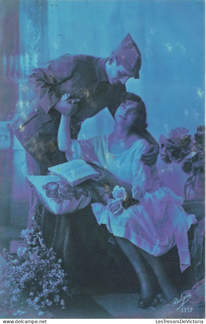 COUPLES - Un Couple - Un Homme Tenant La Main D'une Femme - Une Femme Tenant Un Livre Et Assise - Carte Postale Ancienne - Couples