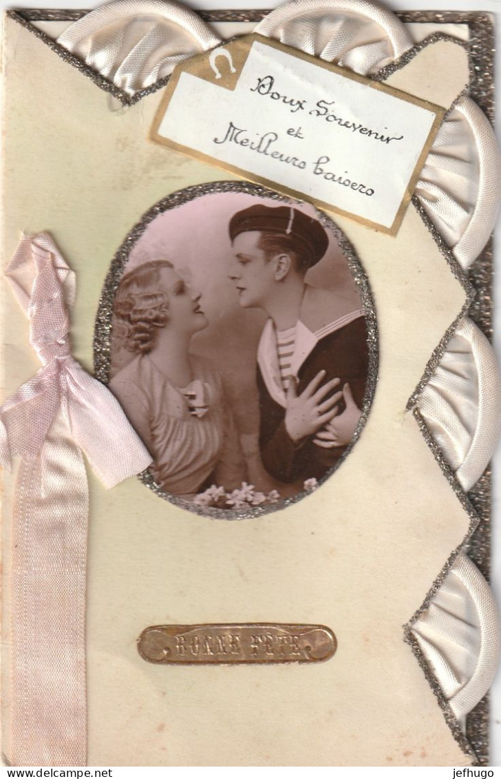 80 - CARTE COUPLE D' AMOUREUX . TISSUS PAILLETTES MARIN  .  SCAN R. V. - A Systèmes