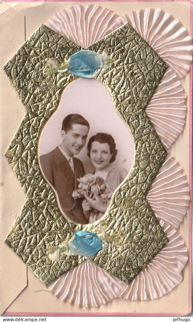 80 - CARTE COUPLE D' AMOUREUX . DECORS TISSU DECOUPIS FLEURS  .  SCAN R. V. - A Systèmes