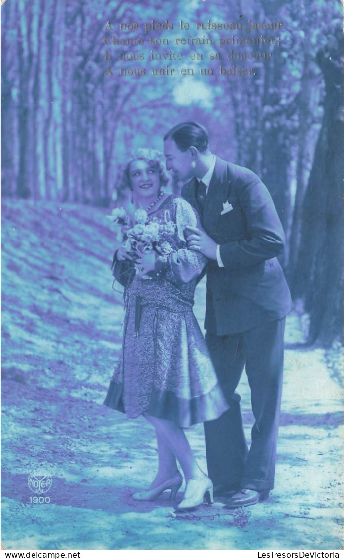 COUPLES - Un Couple - Une Femme Tenant Un Bouquet De Fleur - Un Homme  - Carte Postale Ancienne - Coppie